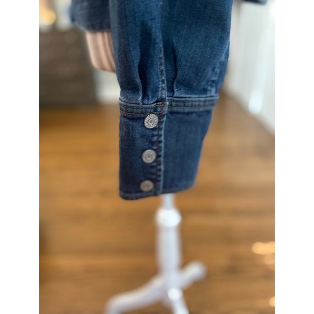 GAP blue denim jacket with 3 snap cuffs, 4 pockets and collarless styling - Picture 4 of 9